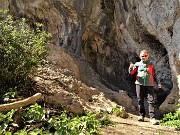75 Non salgo alla grotta-nascondiglio, impervia da raggiungere, mi basta un selfie all'ingresso sottostante